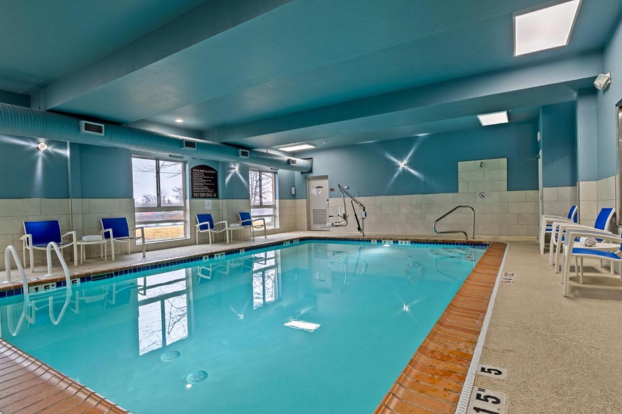 Holiday Inn Express Hotel & Suites Woodbridge By Ihg Esterno foto