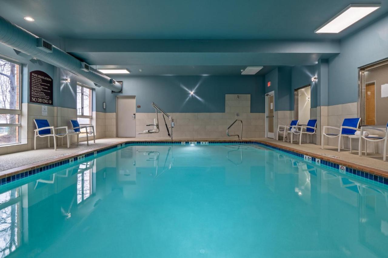 Holiday Inn Express Hotel & Suites Woodbridge By Ihg Esterno foto