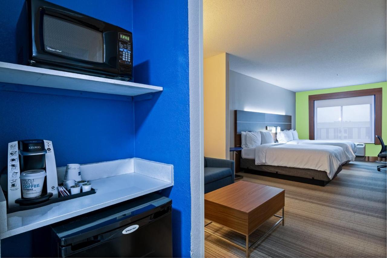 Holiday Inn Express Hotel & Suites Woodbridge By Ihg Esterno foto