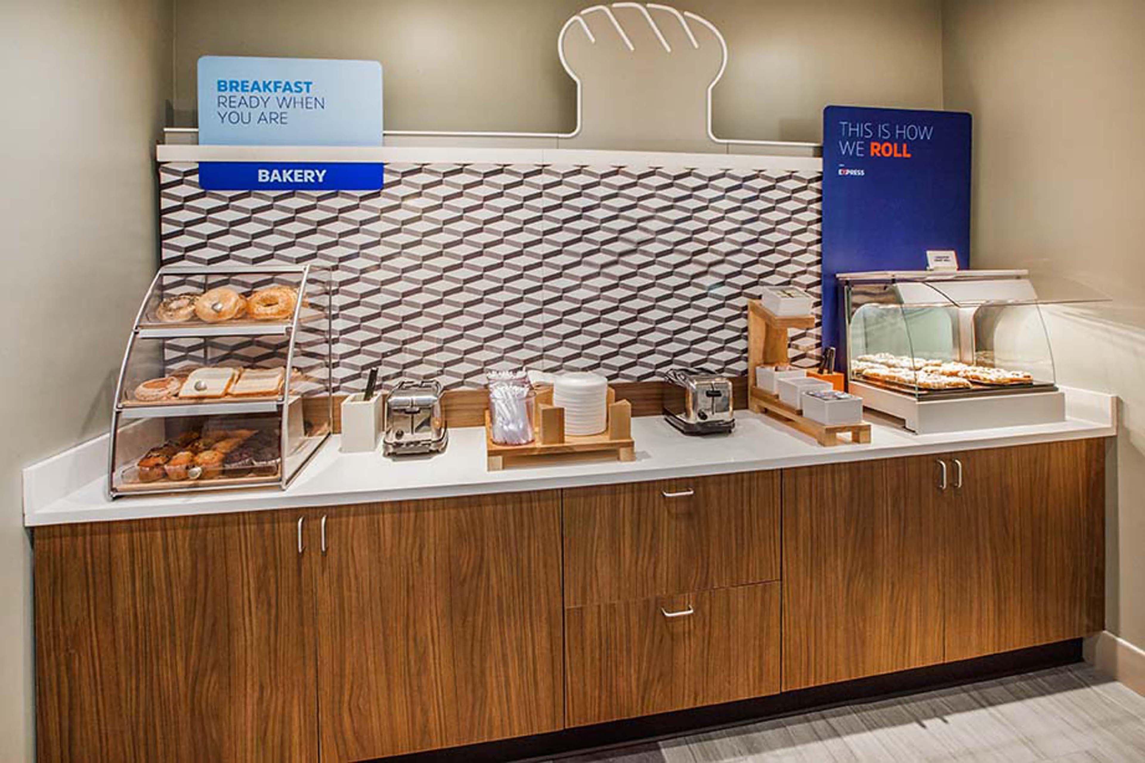Holiday Inn Express Hotel & Suites Woodbridge By Ihg Esterno foto