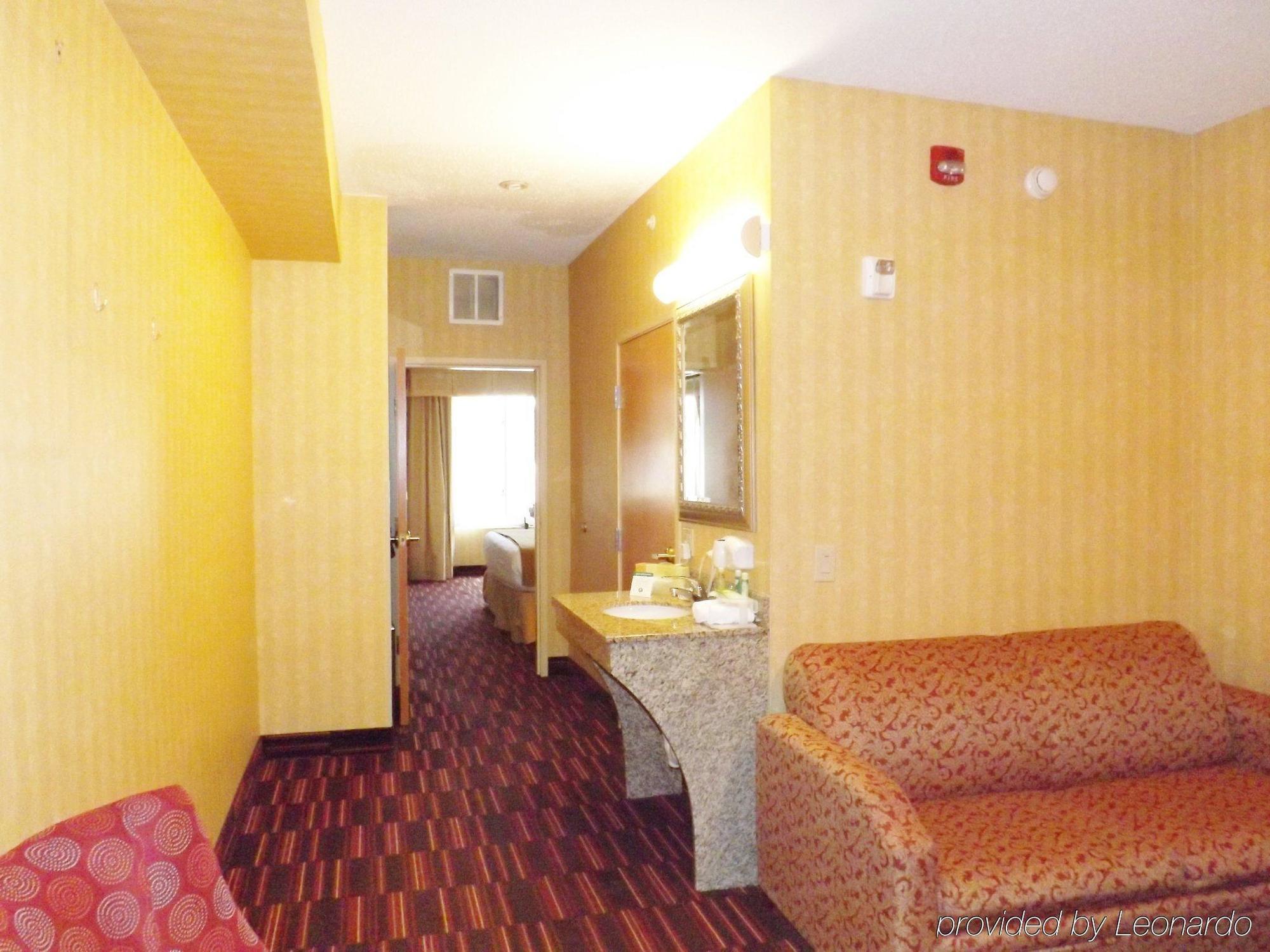 Holiday Inn Express Hotel & Suites Woodbridge By Ihg Esterno foto