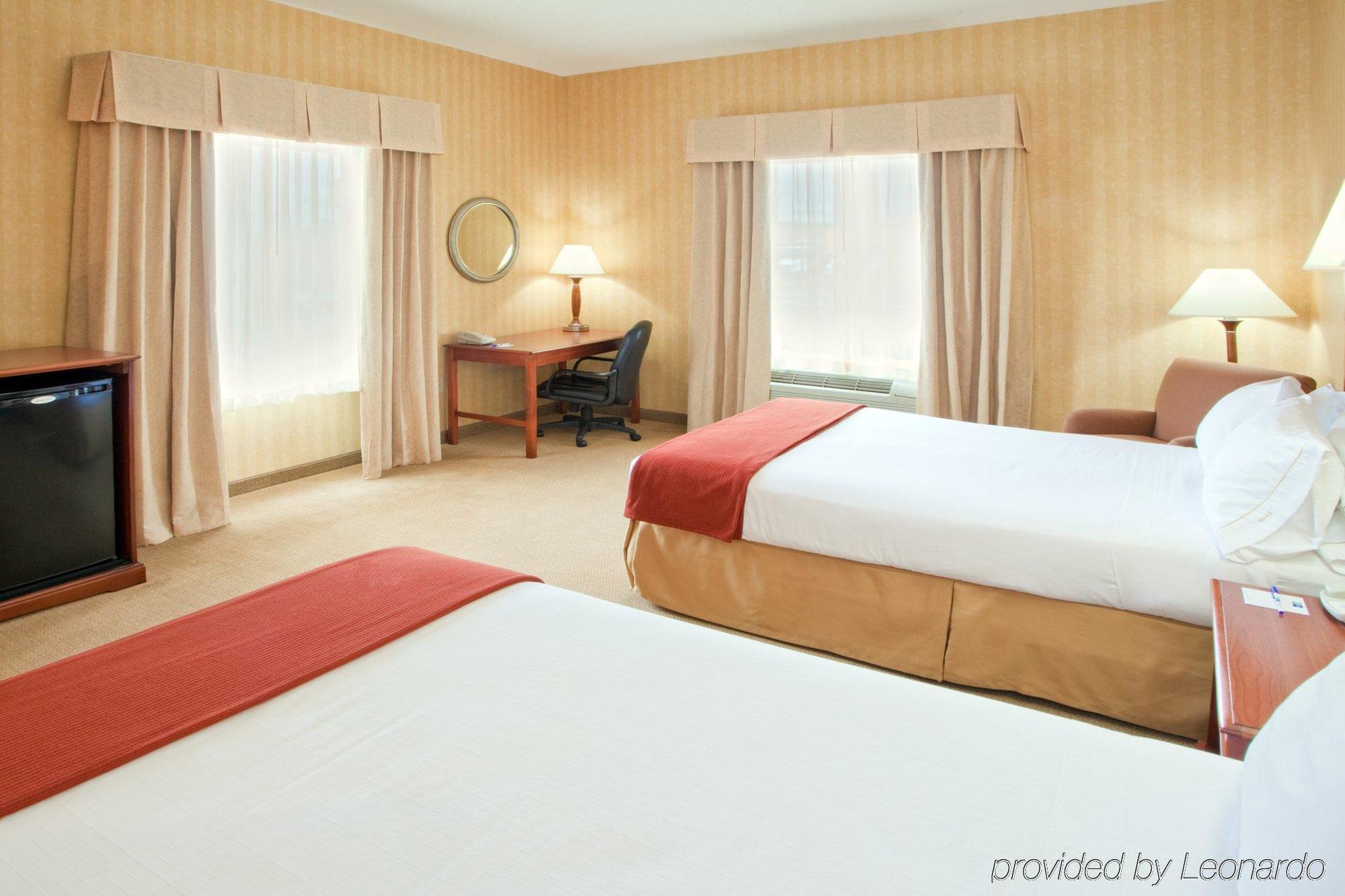 Holiday Inn Express Hotel & Suites Woodbridge By Ihg Esterno foto