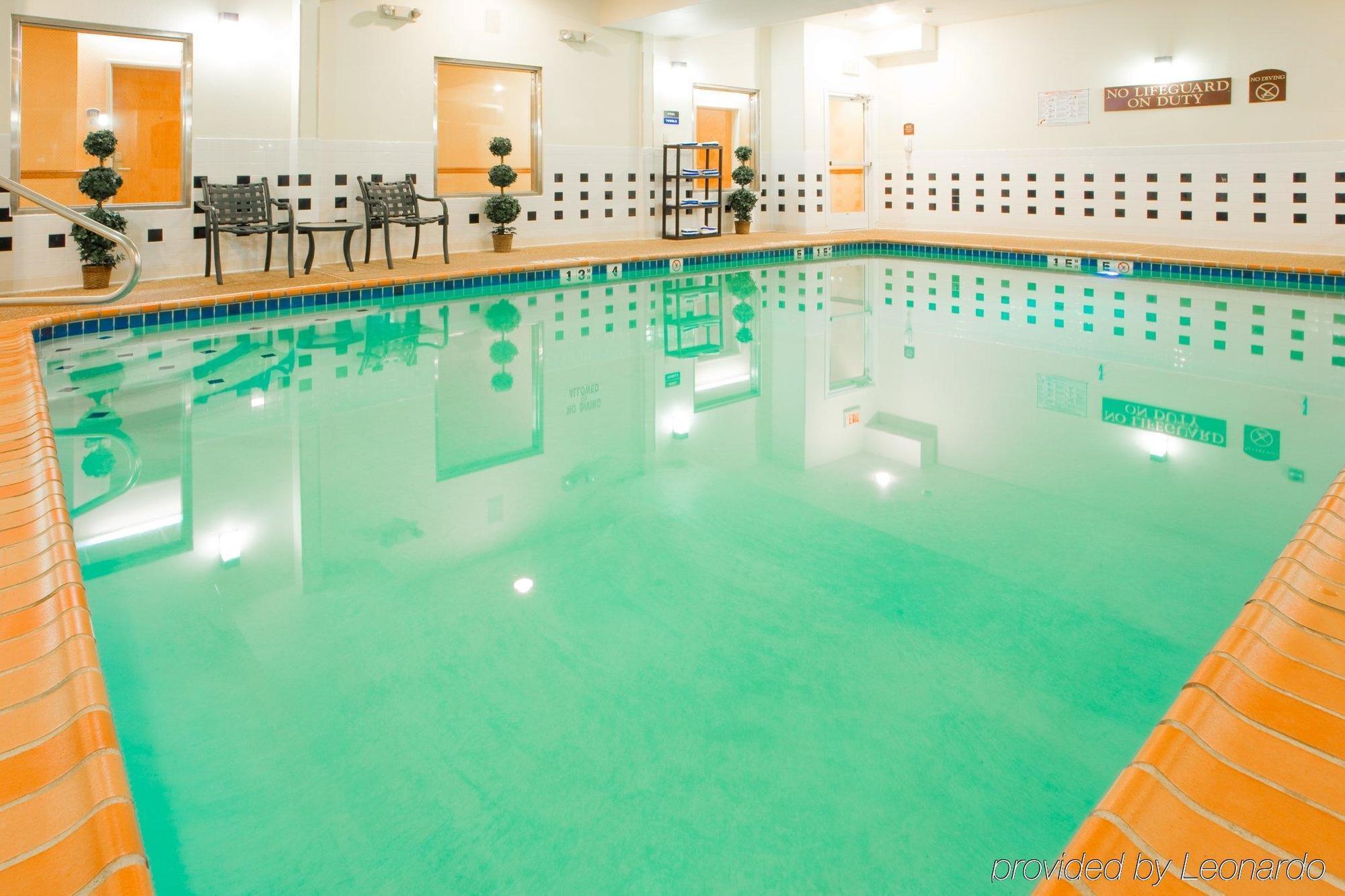 Holiday Inn Express Hotel & Suites Woodbridge By Ihg Esterno foto